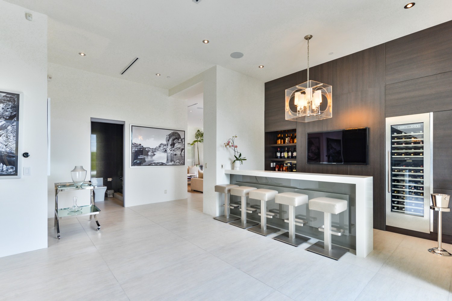 Elegant entertaining bar with built-in wine storage and contemporary finishes inside a modern Bel Air estate rental.